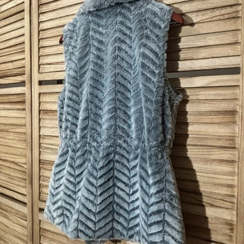 Sabrina Lauren Chevron Faux Fur Vest Silvery Blue Grey Alpine Chic Size L EUC